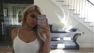 Kylie Jenner: Γυμνή και καλυμένη με μπλε μπογιά σε νέα προκλητική φωτογράφηση