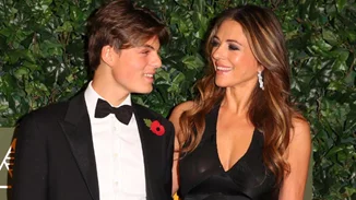 Evening Standard Theatre Awards: Εντυπωσίασε η Elizabeth Hurley με την εμφάνισή της!