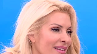 Δες τον γιο της Ελένης Μενεγάκη μπροστά στο χριστουγεννιάτικο δέντρο του σπιτιού τους!