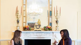 Michelle - Melania: Η πρώτη συνάντηση τέως και νυν Πρώτης Κυρίας