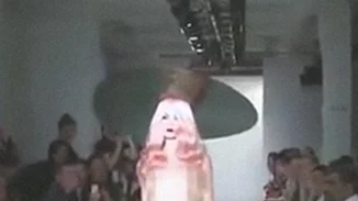 Ολόγυμνα μοντέλα κάνουν catwalk και προκαλούν αντιδράσεις