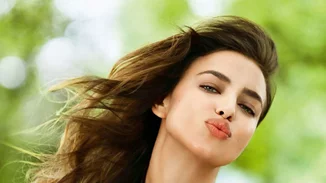 Η Irina Shayk ποζάρει μόνο με τα εσώρουχά της!