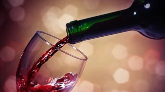 Το πιο ευεργετικό σπα σε θέλει να κολυμπάς μέσα σε κόκκινο κρασί