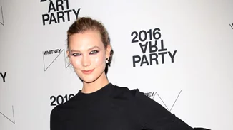 Karlie Kloss: Το mini φόρεμά της έκλεψε την παράσταση!