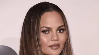 Chrissy Teigen: Απολογείται για την προκλητική της εμφάνιση στα AMAs
