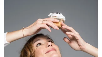 16 επώνυμοι Έλληνες φωτογραφίζονται για καλό σκοπό