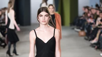 Το slip dress είναι το φόρεμα που χρειάζεται η φθινοπωρινή σου γκαρνταρόμπα