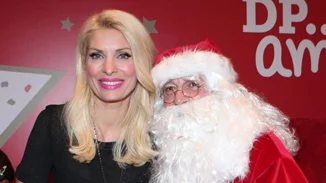 Ελένη Μενεγάκη: Στην αγκαλιά του Άγιου Βασίλη σε χριστουγεννιάτικο πάρτι