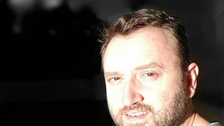 Αργύρης Αγγέλου: Δες το χριστουγεννιάτικο δέντρο που στόλισε παρέα με τους φίλους του