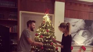 Γιάννης Βαρδής – Νατάσα Σκαφιδά: Με την κορούλα τους μπροστά στο χριστουγεννιάτικο δέντρο του σπιτιού