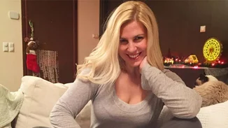 Ράνια Θρασκιά: Ποζάρει δίπλα στο χριστουγεννιάτικο δέντρο της