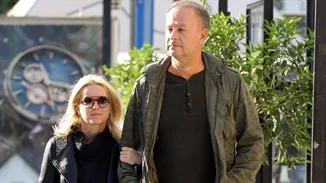 Μαρία Μπεκατώρου: Βόλτα στην Γλυφάδα με το σύζυγό της