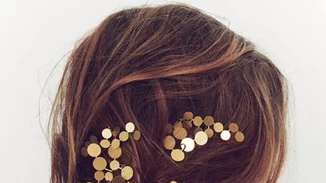 Προετοιμάζεσαι για τις γιορτές; Αυτά είναι τα πιο hot tips για τέλεια μαλλιά