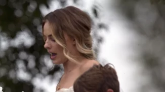 Margot Robbie: Δες το εντυπωσιακό bohemian νυφικό της