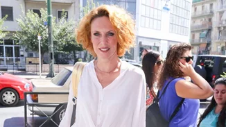 Εβελίνα Παπούλια: Με τη μητέρα και το σύντροφό της, στο θέατρο