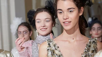 Chanel Metiers d'Art: Όλα όσα είδαμε στο χτεσινό fashion show