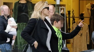 Ντορέττα Παπαδημητρίου: Βόλτα με τον γιο της στη Γλυφάδα