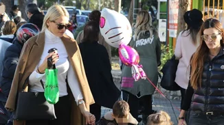 Νάταλι Θάνου: Βόλτα στη Γλυφάδα με τον γιο της!