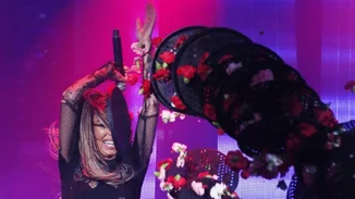 Ελένη Φουρέιρα: Η σέξι εμφάνιση στη σκηνή και ο λουλουδοπόλεμος