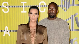 Η χριστουγεννιάτικη φωτογραφία της Kim και του Kanye είναι έτσι ακριβώς όπως την περιμέναμε