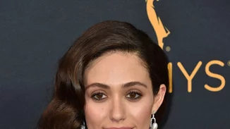 Η Emmy Rossum σου μαθαίνει τον πιο πρωτότυπο τρόπο για λαμπερό δέρμα!