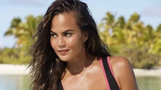 Chrissy Teigen: Η πιο αποκαλυπτική της φωτογράφιση για ημερολόγιο τρώγοντας πατάτες!