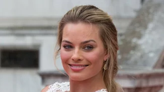 Margot Robbie: Η συγκινητική ιστορία πίσω από το νυφικό της