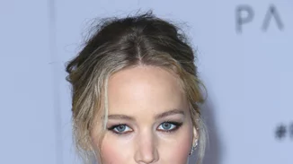 Φόρα το κοστούμι με σέξι τρόπο όπως η Jennifer Lawrence