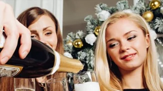 7 τρικ για να μην πάρεις γραμμάριο στις γιορτές!