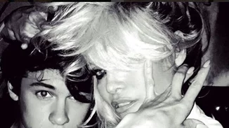 O γιος της Pamela Anderson έγινε μοντέλο και είναι ό,τι πιο σέξι έχεις δει τελευταία