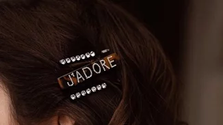 Τα καλύτερα αξεσουάρ για τα μαλλιά που θα σε κάνουν να ξεχωρίσεις