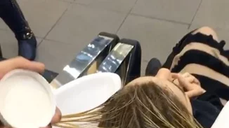 Αυτός ο κομμωτής πετυχαίνει το ιδανικό καστανό χρώμα βάφοντάς τα μαλλιά με Nutella!