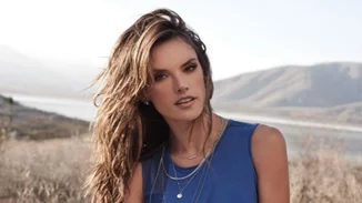 Alessandra Ambrosio:Το αισθησιακό της στριπτίζ για το Love Magazine