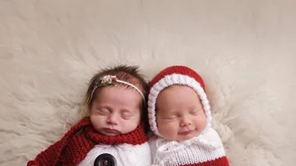 Τα αξιολάτρευτα μωράκια που γιορτάζουν τα πρώτα τους Χριστούγεννα