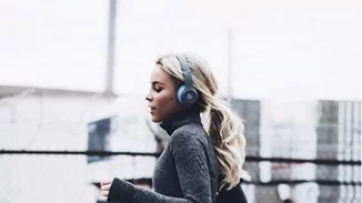 20 ανεβαστικά τραγούδια που κάνουν το τρέξιμο να μοιάζει παιχνιδάκι