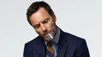 Ο Michael Fassbender λύνει και δένει στο εορταστικό Esquire Ιανουαρίου