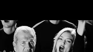 H Gigi Hadid και ο Mario Testino τραγουδούν "Feliz Navidad" (βίντεο)