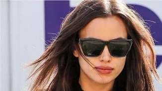 Irina Shayk: Βόλτα στην παραλία με φουσκωμένη κοιλίτσα
