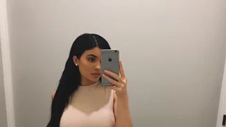 Kylie Jenner: Ποζάρει με τα εσώρουχα και αγκαλιά με ένα φίδι για το ημερολόγιο της