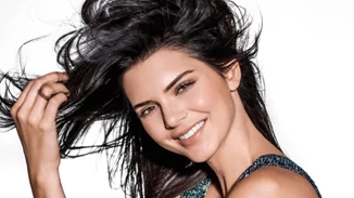 Kendall Jenner: Υιοθέτησε το Xmas Party look της!