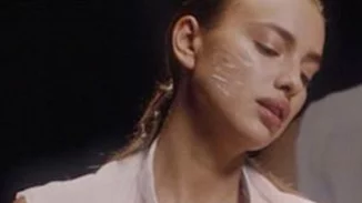 Irina Shayk: Πιο ερωτική από ποτέ στο νέο βίντεο του ημερολογίου LOVE