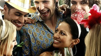 Πώς θα γίνεις η τέλεια οικοδέσποινα του ρεβεγιόν