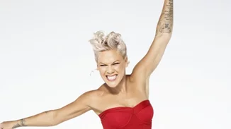 Η εγκυμονούσα Pink ποζάρει topless και η κόρη της, της αγκαλιάζει την κοιλιά!