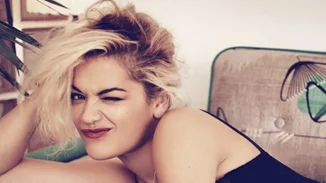 Rita Ora: Χορεύει topless και δεν αφήνει τίποτα στην φαντασία!