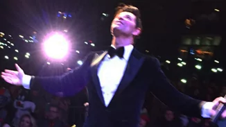 Σάκης Ρουβάς: Η μεγαλειώδης φωταγώγηση του Χριστουγεννιάτικου Δέντρου στον Βόλο!