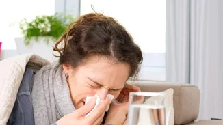 Έχεις βήχα και πονόλαιμο; Να τι πρέπει να κάνεις
