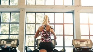 To πρόγραμμα στο διάδρομο για κάψιμο λίπους από την personal trainer