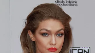 Gigi Hadid: Χορεύει με το μαγιό της για την... παραμονή των Χριστουγέννων!