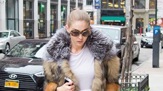 H Gigi Hadid σου δείχνει πώς να φορέσεις το τζιν παντελόνι