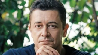 Αντώνης Σρόιτερ: Στολίζει το χριστουγεννιάτικο δέντρο αγκαλιά με την κόρη του